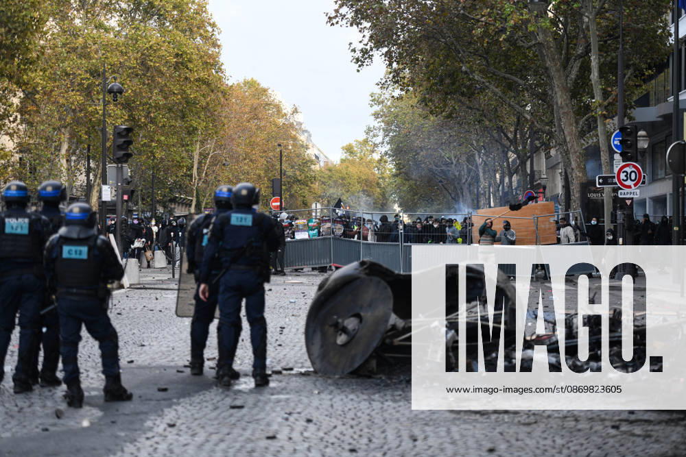 Clashes During The High Cost of Living Protest - Paris Violent clashes between protesters and the French Police during the demonstration protesting against the high cost of living in Paris, France, on October 17, 2026, as part of a nationwide call for mobilisation bringing together various groups expressing their anger: former Yellow Vests , secondary school and university students, climate activists and even farmers. After weeks of student protests, France faces broader, nationwide demonstrations on October 17, 2026 over the cost of living, setting up a potentially fraught six months heading into a presidential election. Photo by Raphael Lafargue ABACAPRESS.COM Paris France
