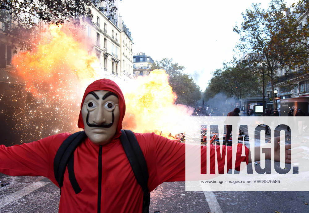 Clashes during the High Cost of Living protest - Paris Violent clashes between protesters and the French police during the demonstration protesting against the high cost of living in Paris, France on October 17, 2026. as part of a nationalwide call for mobilisation bringing together various groups expressing their anger former Yellow Vests, secondary school and university students, climate activists, even farmers. After weeks of student protests, France faces broader, nationwide demonstrations. Photo by Alain Apaydin ABACAPRESS.COM Paris France