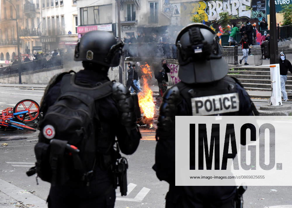 Clashes during the High Cost of Living protest - Paris Violent clashes between protesters and the French police during the demonstration protesting against the high cost of living in Paris, France on October 17, 2026. as part of a nationalwide call for mobilisation bringing together various groups expressing their anger former Yellow Vests, secondary school and university students, climate activists, even farmers. After weeks of student protests, France faces broader, nationwide demonstrations. Photo by Alain Apaydin ABACAPRESS.COM Paris France