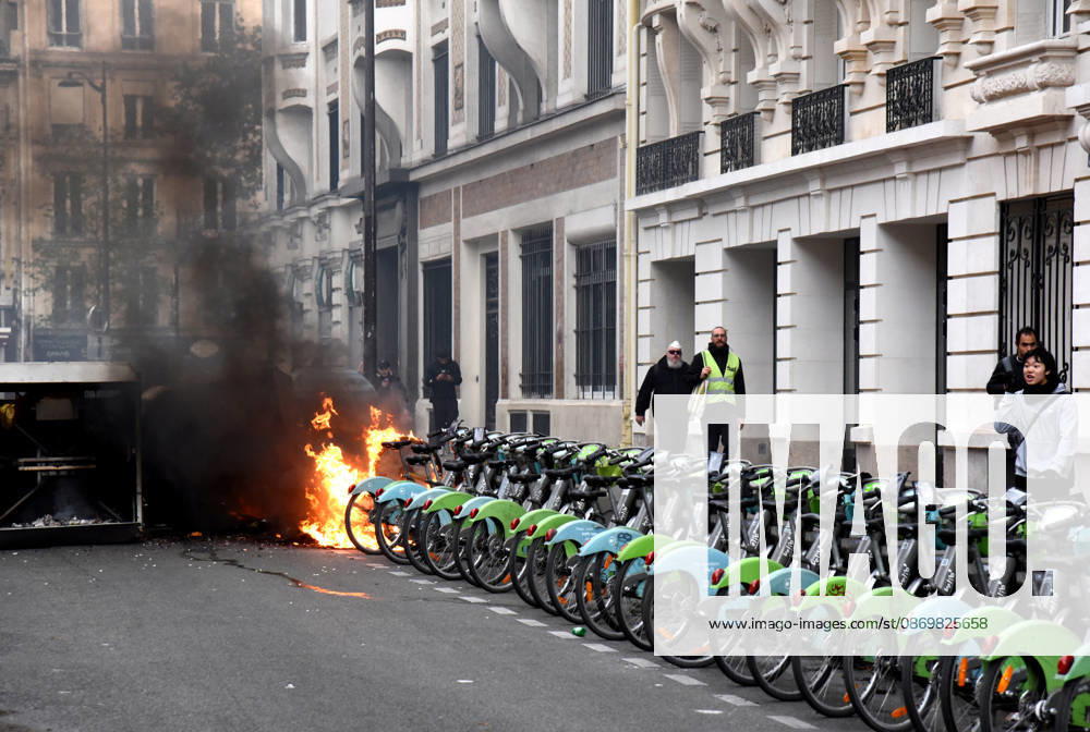 Clashes during the High Cost of Living protest - Paris Violent clashes between protesters and the French police during the demonstration protesting against the high cost of living in Paris, France on October 17, 2026. as part of a nationalwide call for mobilisation bringing together various groups expressing their anger former Yellow Vests, secondary school and university students, climate activists, even farmers. After weeks of student protests, France faces broader, nationwide demonstrations. Photo by Alain Apaydin ABACAPRESS.COM Paris France