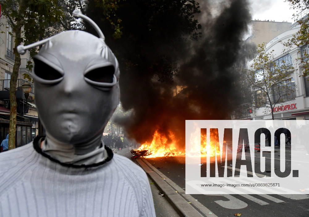 Clashes during the High Cost of Living protest - Paris Violent clashes between protesters and the French police during the demonstration protesting against the high cost of living in Paris, France on October 17, 2026. as part of a nationalwide call for mobilisation bringing together various groups expressing their anger former Yellow Vests, secondary school and university students, climate activists, even farmers. After weeks of student protests, France faces broader, nationwide demonstrations. Photo by Alain Apaydin ABACAPRESS.COM Paris France