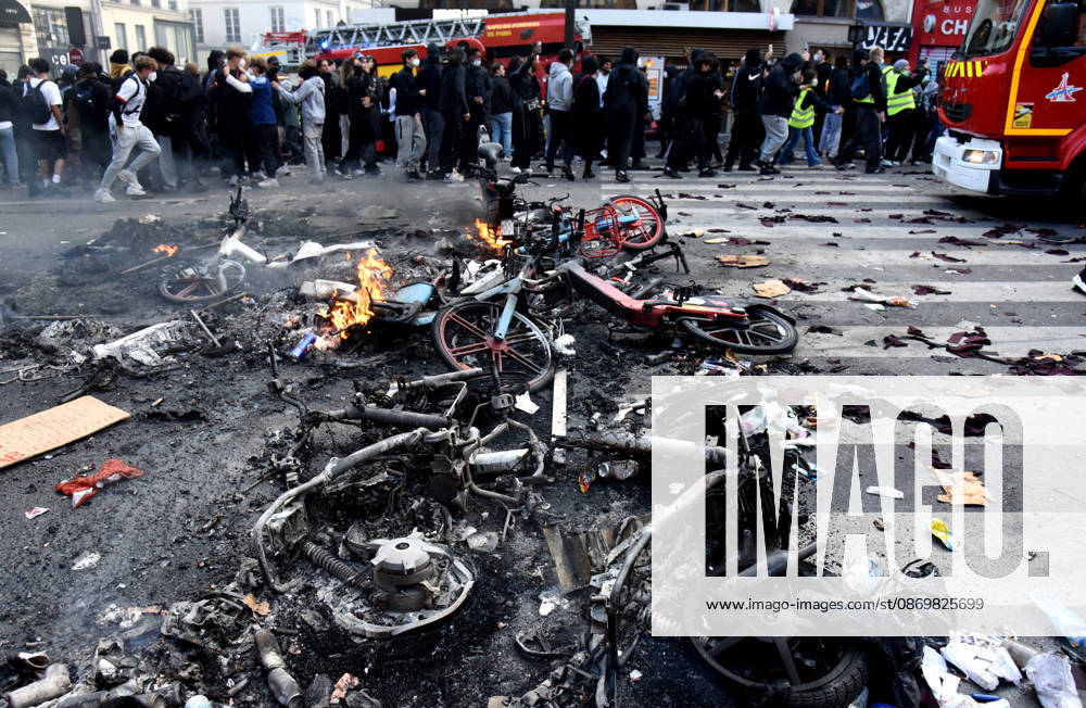 Clashes during the High Cost of Living protest - Paris Violent clashes between protesters and the French police during the demonstration protesting against the high cost of living in Paris, France on October 17, 2026. as part of a nationalwide call for mobilisation bringing together various groups expressing their anger former Yellow Vests, secondary school and university students, climate activists, even farmers. After weeks of student protests, France faces broader, nationwide demonstrations. Photo by Alain Apaydin ABACAPRESS.COM Paris France