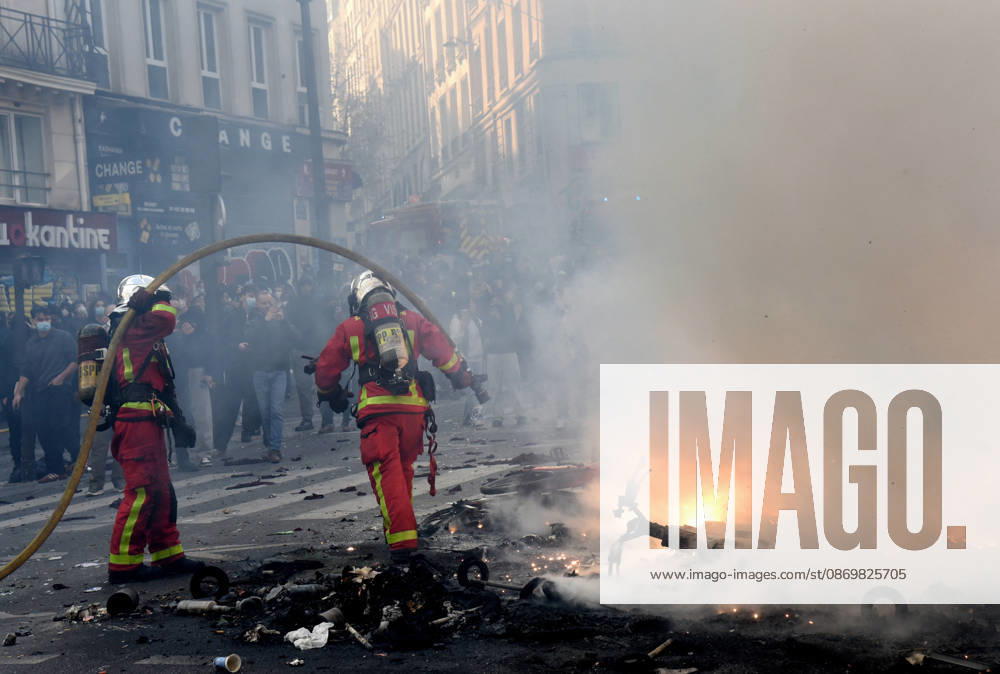 Clashes during the High Cost of Living protest - Paris Violent clashes between protesters and the French police during the demonstration protesting against the high cost of living in Paris, France on October 17, 2026. as part of a nationalwide call for mobilisation bringing together various groups expressing their anger former Yellow Vests, secondary school and university students, climate activists, even farmers. After weeks of student protests, France faces broader, nationwide demonstrations. Photo by Alain Apaydin ABACAPRESS.COM Paris France