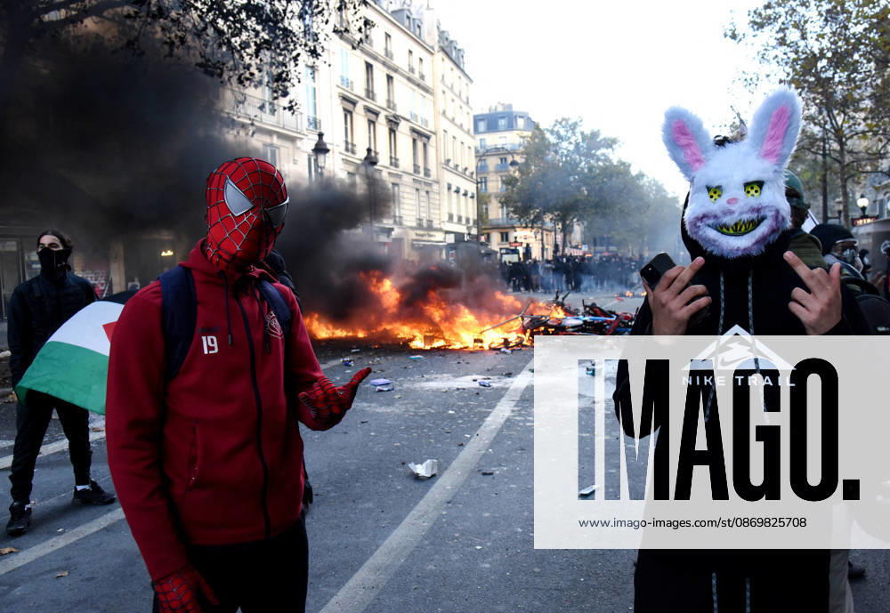 Clashes during the High Cost of Living protest - Paris Violent clashes between protesters and the French police during the demonstration protesting against the high cost of living in Paris, France on October 17, 2026. as part of a nationalwide call for mobilisation bringing together various groups expressing their anger former Yellow Vests, secondary school and university students, climate activists, even farmers. After weeks of student protests, France faces broader, nationwide demonstrations. Photo by Alain Apaydin ABACAPRESS.COM Paris France
