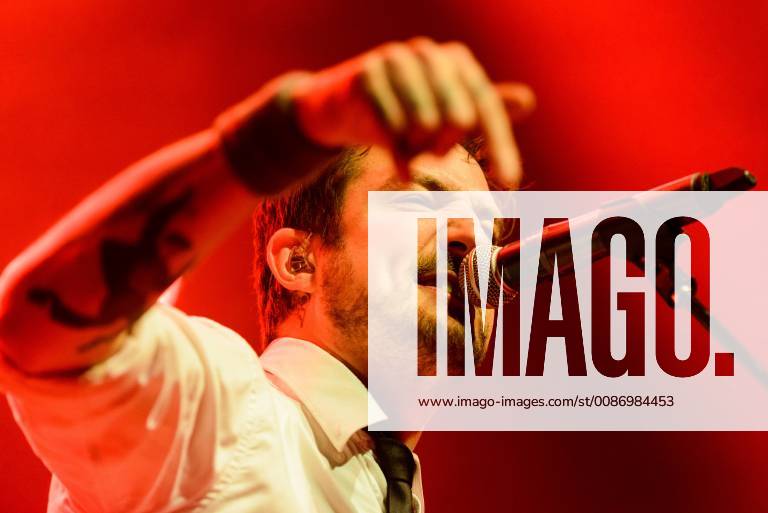 Konzert von Frank Turner and the sleeping Souls in der Berliner Columbiahalle Am 22.11.2018 spielten Frank Turner and the sleeping Souls ein Konzert in der ausverkauften Berliner Columbiahalle. Der Sänger, Gitarrist und Songwriter hat vor kurzem, mit Be More Kind , sein siebtes Studioalbum herausgebracht und ist damit nun mit seiner Band The Sleeping Souls auf Tournee., Berlin Berlin Deutschland Columbiahalle