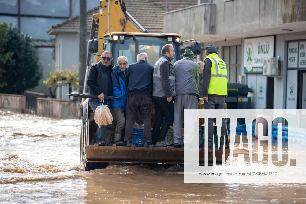 Heavy rainfall causes flooding in Sakarya, Turkiye SAKARYA, TURKIYE - OCTOBER 18: Residents are transported through floodwaters in the bucket of a backhoe loader following heavy rainfall in the Daricayiri neighborhood of Karasu district in Sakarya, Turkiye, on October 18, 2026. Overnight downpours cause a stream to overflow, inundating streets and residential areas. Ibrahim Yozoglu Anadolu Sakarya Turkey. Editorial use only. Please get in touch for any other usage.
