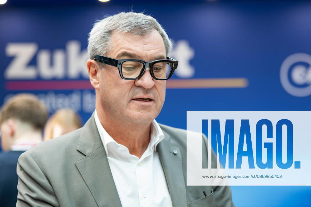 Markus Söder trägt eine Meta-Brille beim Deutschlandtag der Jungen Union in Bonn - 18.10.26 Der Bayerische Ministerpräsident und CSU-Vorsitzende Markus SÖDER (CSU) trägt eine Meta-Brille am Stand des Unternehmens im Foyer des World Conference Center Bonn. Der Deutschlandtag der Jungen Union findet vom 16. bis 18. Oktober 2026 statt. Bonn World Conference Center Bonn Nordrhein-Westfalen Deutschland