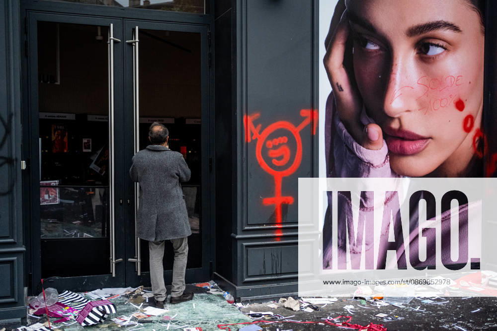 Vandalism following the protest against the high cost of living in Lyon on October 18, 2026 Nicolas Liponne MAXPPP Lyon 10 18 2026 A person takes a photo of the damage to the Sephora store, which was looted and vandalized, the day after the riots that broke out during the October 17 protest against the high cost of living in Lyon, October 18, 2026 A person takes a photo of the damage to the Sephora store, which was looted and vandalized, the day after the riots that broke out during the October 17 protest against the high cost of living in Lyon, on October 18, 2026 Lyon Auvergne-Rhône-Alpes France
