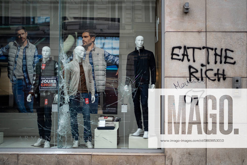 Vandalism following the protest against the high cost of living in Lyon on October 18, 2026 Nicolas Liponne MAXPPP Lyon 10 18 2026 Vandalism at a store the day after the riots that broke out during the October 17 protest against the high cost of living, in Lyon, on October 18, 2026 Vandalism at a store the day after the riots that broke out during the October 17 protest against the high cost of living in Lyon, on October 18, 2026 Lyon Auvergne-Rhône-Alpes France