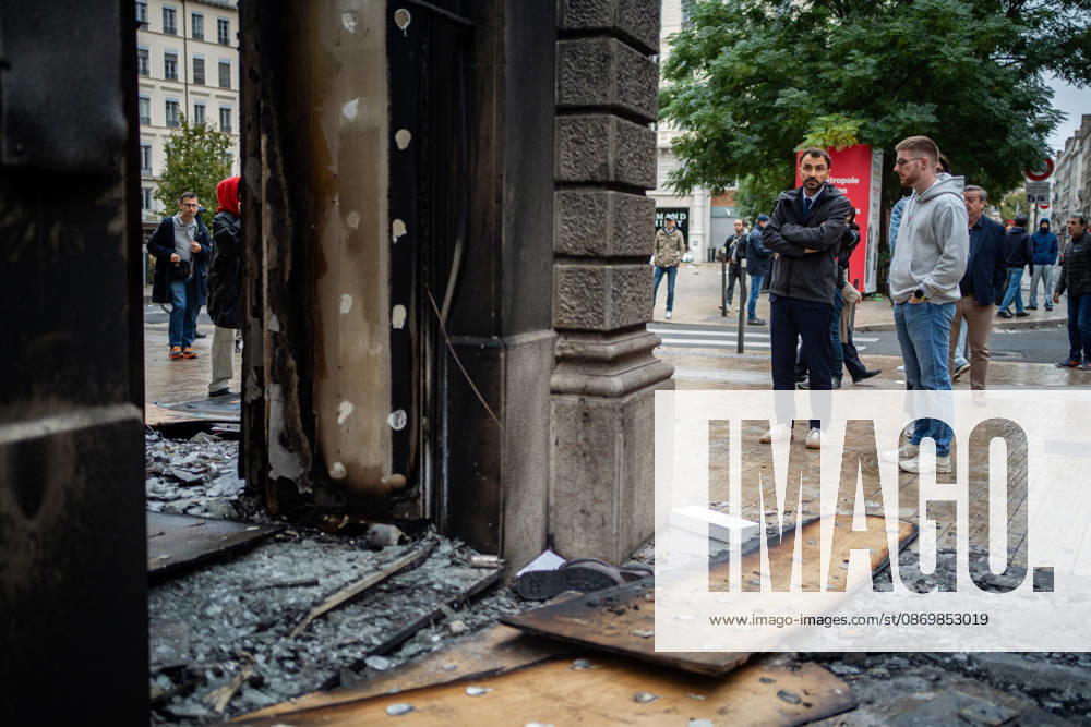 Vandalism following the protest against the high cost of living in Lyon on October 18, 2026 Nicolas Liponne MAXPPP Lyon 10 18 2026 Lyon Mayor Grégory Doucet surveys the damage caused by the fire at the Hugo Boss store, the day after riots broke out during the October 17 protest against the high cost of living in Lyon, on October 18, 2026. Lyon Mayor Grégory Doucet surveys the damage caused by the fire at the Hugo Boss store on October 18, 2026, the day after riots broke out during the October 17 protest against the high cost of living in Lyon, Lyon, Auvergne-Rhône-Alpes, France
