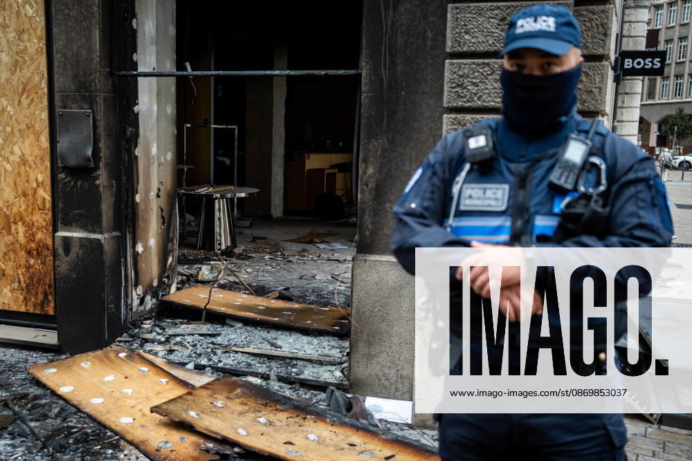 Vandalism following the protest against the high cost of living in Lyon on October 18, 2026 Nicolas Liponne MAXPPP Lyon 10 18 2026 A police officer stands in front of the damage to the Hugo Boss store, which was looted, vandalized, and set on fire—the day after the riots that broke out during the October 17 protest against the high cost of living in Lyon, October 18, 2026 A police officer stands in front of the damaged Hugo Boss store—which was looted, vandalized, and set on fire—the day after the riots that broke out during the October 17 protest against the high cost of living in Lyon, on October 18, 2026 Lyon Auvergne-Rhône-Alpes France