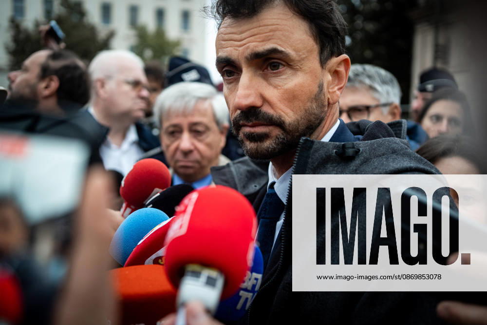 Vandalism following the protest against the high cost of living in Lyon on October 18, 2026 Nicolas Liponne MAXPPP Lyon 10 18 2026 Grégory Doucet, mayor of Lyon, during a press briefing in front of the burned-out tourist office, the day after the riots that broke out during the October 17 protest against the high cost of living in Lyon, on October 18, 2026. Grégory Doucet, mayor of Lyon, during a press briefing in front of the burned-down tourist office, the day after the riots that broke out during the October 17 protest against the high cost of living in Lyon, on October 18, 2026 Lyon Auvergne-Rhône-Alpes France