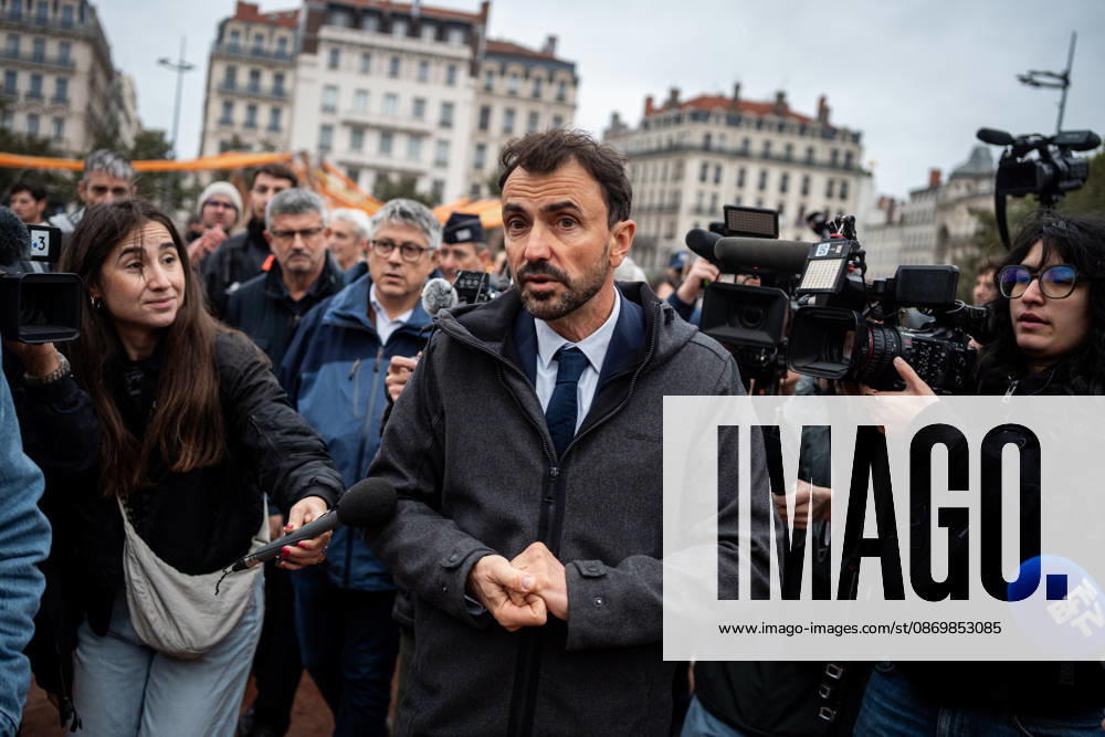 Vandalism following the protest against the high cost of living in Lyon on October 18, 2026 Nicolas Liponne MAXPPP Lyon 10 18 2026 Grégory Doucet, mayor of Lyon, during a press briefing in front of the burned-out tourist office, the day after the riots that broke out during the October 17 protest against the high cost of living in Lyon, on October 18, 2026. Grégory Doucet, mayor of Lyon, during a press briefing in front of the burned-down tourist office, the day after the riots that broke out during the October 17 protest against the high cost of living in Lyon, on October 18, 2026 Lyon Auvergne-Rhône-Alpes France