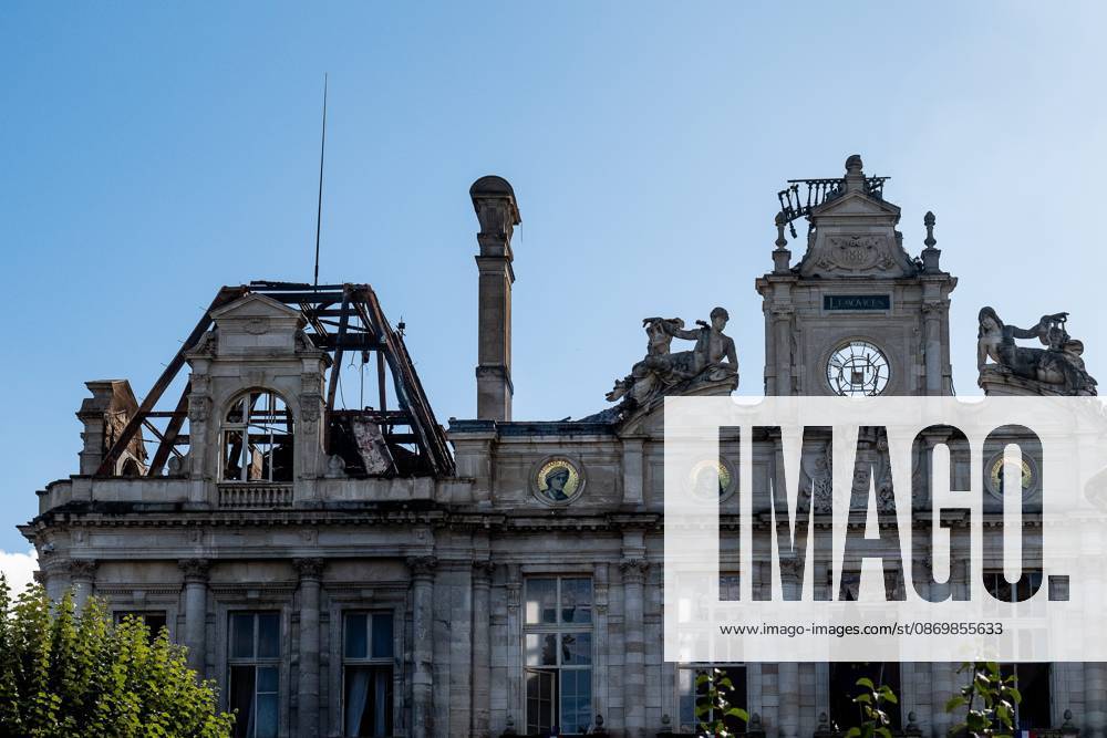 THE DAY AFTER THE OCTOBER 17 PROTESTS PHOTOPQR POPULAIRE DU CENTRE Elise CABANE October 18, 2026 Close-up of the roof of Limoges City Hall, destroyed by flames, as well as the bell tower that collapsed during the fire that broke out during the October 17, 2026, protest in Limoges, Haute-Vienne, Nouvelle-Aquitaine, France, on October 18, 2026. The day of mobilization on October 17 against the high cost of living was marked by scenes of urban guerrilla warfare and looting in many cities France