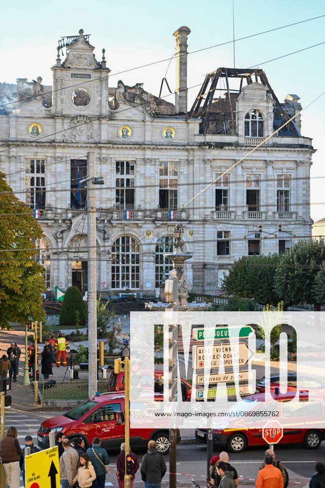 THE DAY AFTER THE OCTOBER 17 PROTESTS PHOTOPQR POPULAIRE DU CENTRE Stéphane Lefèvre October 18, 2026 FIRE AT LIMOGES CITY HALL RIOT PROTEST IN LIMOGES ON OCTOBER 18, 2026 PHOTO BY STEPHANE LEFEVRE The day of mobilization on October 17 against the high cost of living was marked by scenes of urban guerrilla warfare and looting in many cities across France