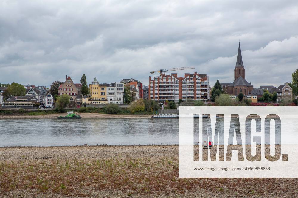 Seit Wochen beeinträchtigt Niedrigwasser den Schiffsverkehr auf dem Rhein. Im Köln lag der Pegel am Sonntag, 18. Oktober, bei nur noch 53 Zentimeter. Das Bild zeigt den Strom zwischen Köln-Poll und Köln-Rodenkirchen im Süden der Stadt. Niedrigwasser am Rhein