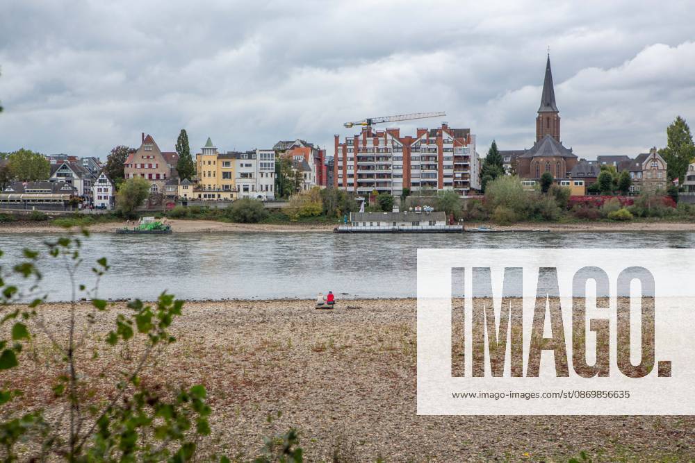 Seit Wochen beeinträchtigt Niedrigwasser den Schiffsverkehr auf dem Rhein. Im Köln lag der Pegel am Sonntag, 18. Oktober, bei nur noch 53 Zentimeter. Das Bild zeigt den Strom zwischen Köln-Poll und Köln-Rodenkirchen im Süden der Stadt. Niedrigwasser am Rhein