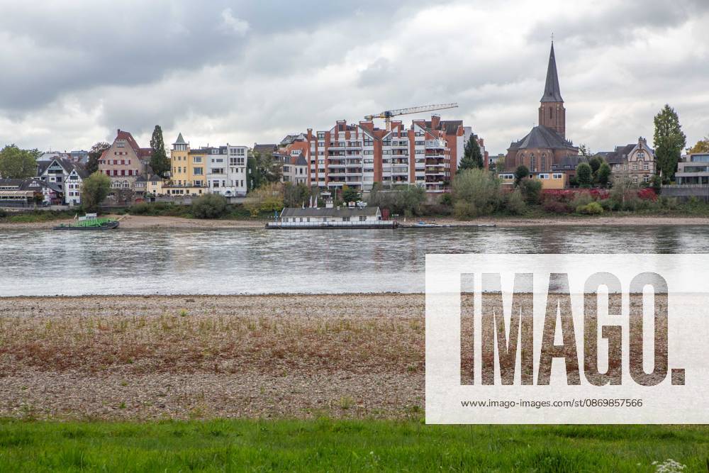 Seit Wochen beeinträchtigt Niedrigwasser den Schiffsverkehr auf dem Rhein. Im Köln lag der Pegel am Sonntag, 18. Oktober, bei nur noch 53 Zentimeter. Das Bild zeigt den Strom zwischen Köln-Poll und Köln-Rodenkirchen im Süden der Stadt. Niedrigwasser am Rhein