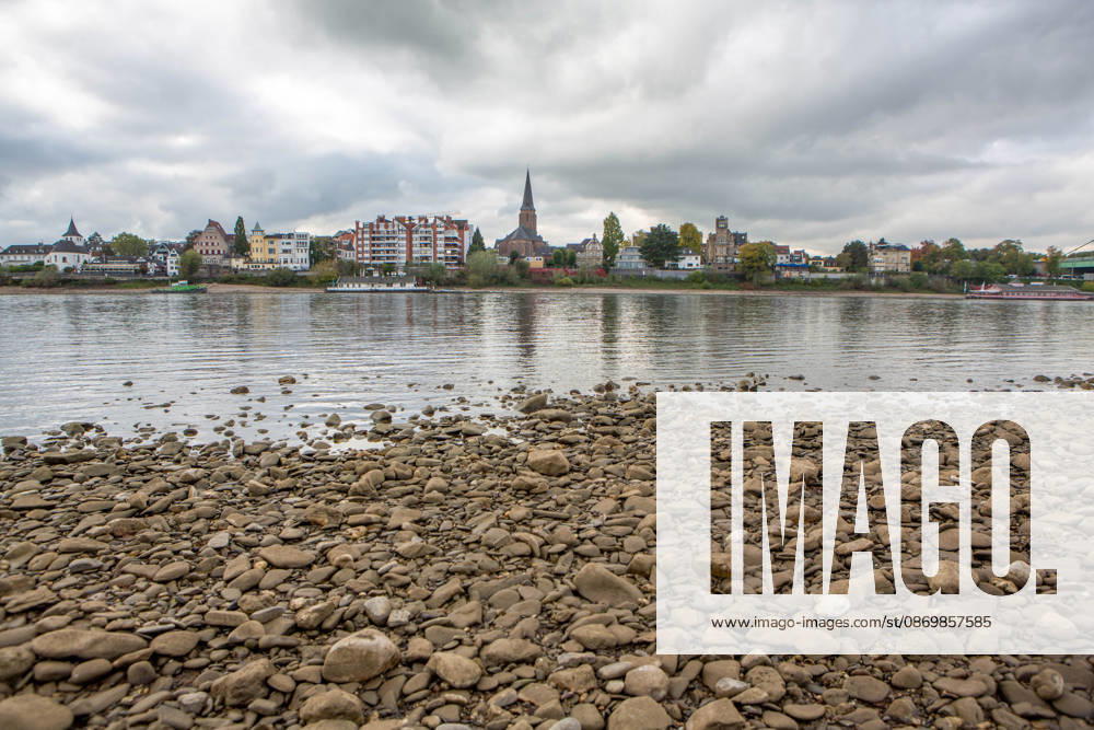 Seit Wochen beeinträchtigt Niedrigwasser den Schiffsverkehr auf dem Rhein. Im Köln lag der Pegel am Sonntag, 18. Oktober, bei nur noch 53 Zentimeter. Das Bild zeigt den Strom zwischen Köln-Poll und Köln-Rodenkirchen im Süden der Stadt. Niedrigwasser am Rhein