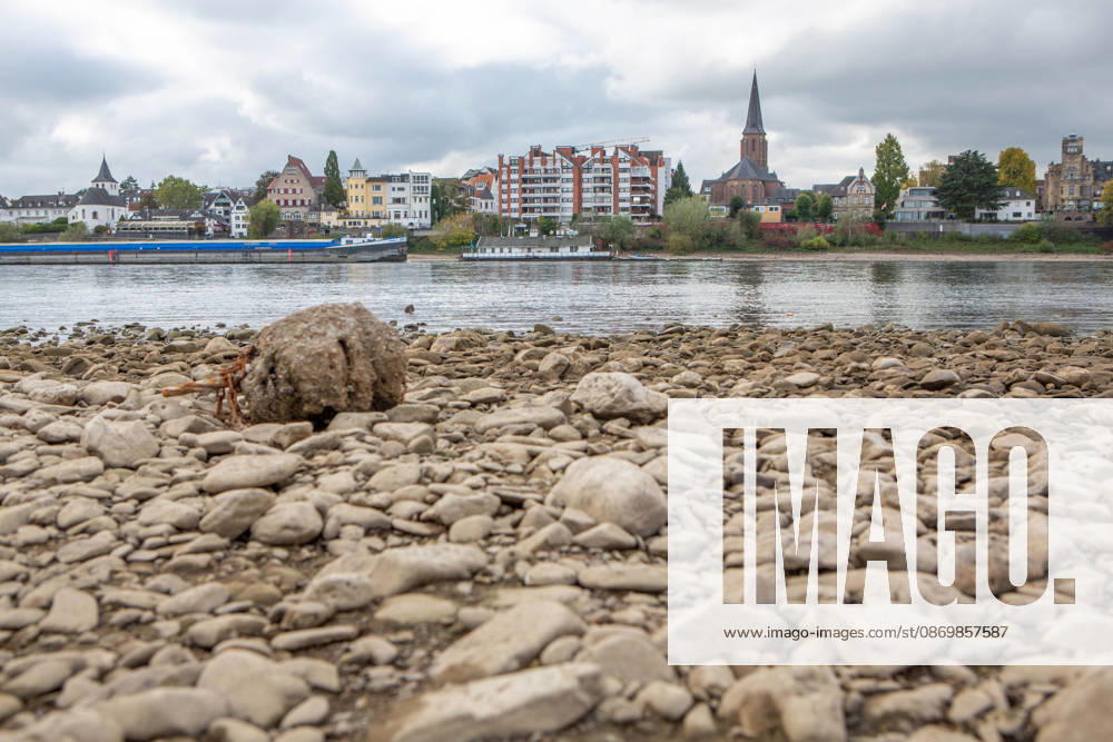Seit Wochen beeinträchtigt Niedrigwasser den Schiffsverkehr auf dem Rhein. Im Köln lag der Pegel am Sonntag, 18. Oktober, bei nur noch 53 Zentimeter. Das Bild zeigt den Strom zwischen Köln-Poll und Köln-Rodenkirchen im Süden der Stadt. Niedrigwasser am Rhein