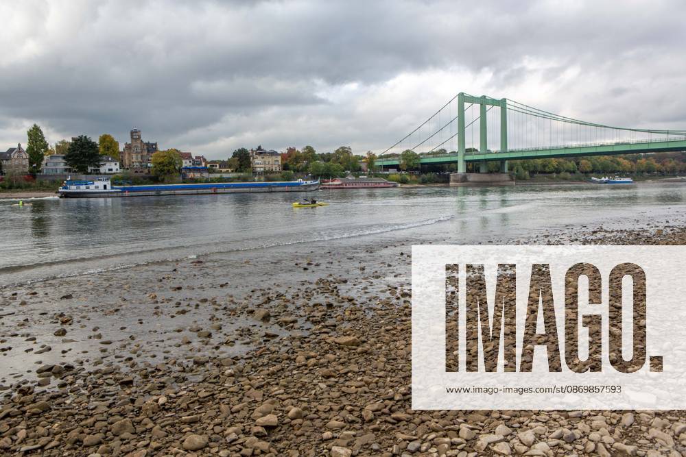 Seit Wochen beeinträchtigt Niedrigwasser den Schiffsverkehr auf dem Rhein. Im Köln lag der Pegel am Sonntag, 18. Oktober, bei nur noch 53 Zentimeter. Das Bild zeigt den Strom zwischen Köln-Poll und Köln-Rodenkirchen und die Rodenkirchener Brücke im Süden der Stadt. Niedrigwasser am Rhein