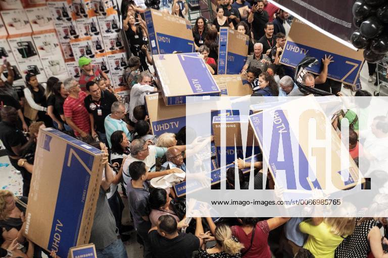 Dozens buy televisions at a supermarket, in Sao Paulo, Brazil, 22 November 2018, during a Black Friday discounts campaign. The 91 per cent of Brazilians expressed they will try to make some purchases today. The Black Friday in Sao Paulo !ACHTUNG: NUR REDAKTIONELLE NUTZUNG!