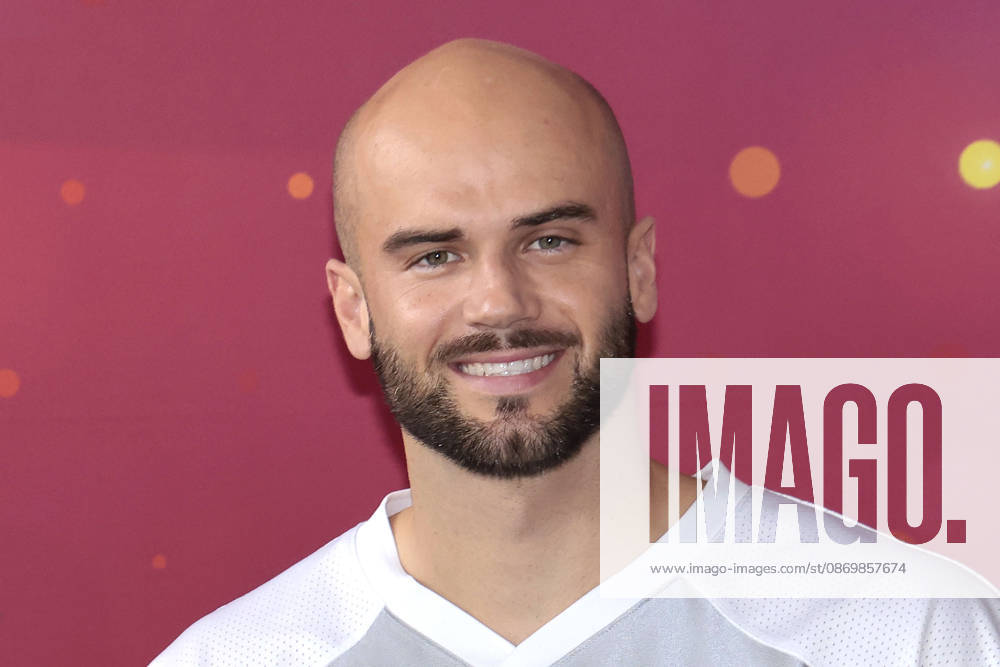 Julian Weber beim Fototermin zur 15 Jahre Jubilaeumsfolge der ARD Show Klein gegen Gross - Das unglaublice Duell am 18.10.2026 in Berlin Julian Weber attends the photo call for the 15th-anniversary episode of the ARD show Klein gegen Gross Das unglaubliche Duell on October 18, 2026, in Berlin, Germany 15 Jahre Jubilaeums- Photocall von Klein gegen Gross (ARD) in Berlin