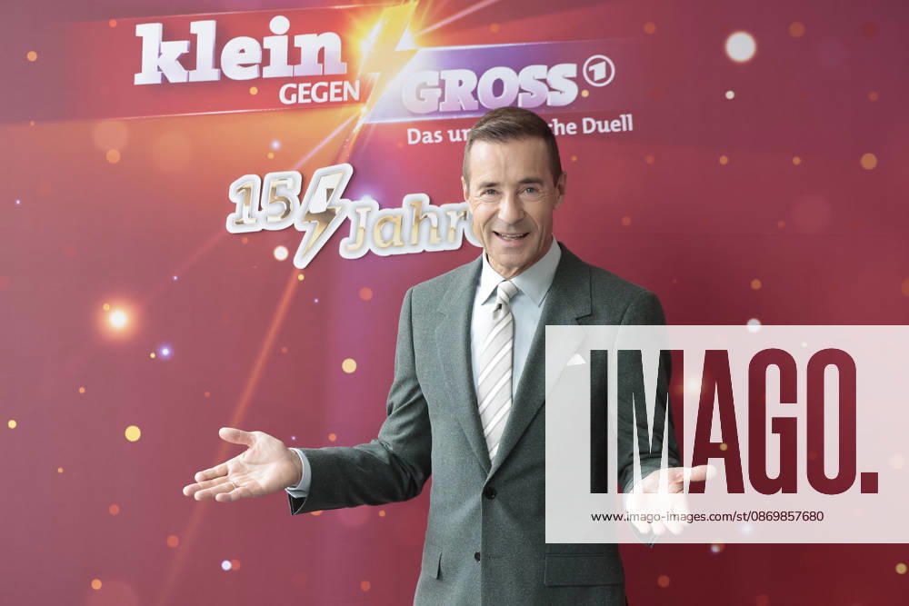 Kai Pflaume beim Fototermin zur 15 Jahre Jubilaeumsfolge der ARD Show Klein gegen Gross - Das unglaublice Duell am 18.10.2026 in Berlin Kai Pflaume attends the photo call for the 15th-anniversary episode of the ARD show Klein gegen Gross Das unglaubliche Duell on October 18, 2026, in Berlin, Germany 15 Jahre Jubilaeums- Photocall von Klein gegen Gross (ARD) in Berlin