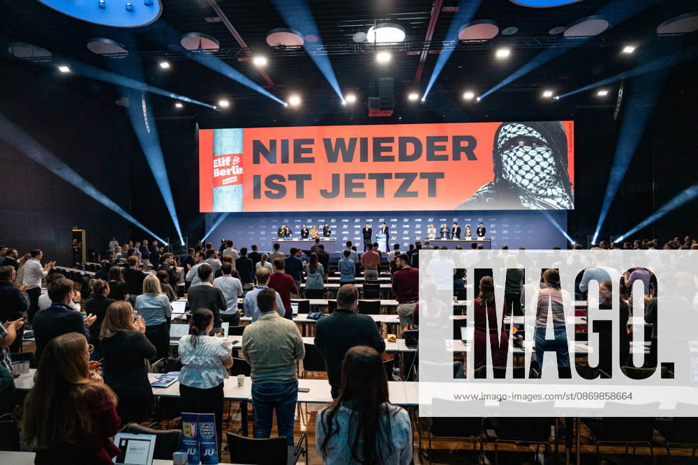 Johannes Winkel, Bundesvorsitzender JU, und Johannes Volkmann, Politiker und Bundestagsabgeordneter, stellen einen Antrag mit Bezug zur Aufnahme von Koalitionsverhandlungen in Berlin (Landespolitik), gegen Judenhass und Antisemitismus und mit Bezug zu den aktuellen Ausschreitungen in Frankreich Nie wieder ist jetzt;78. Deutschlandtag 2026 in Bonn - Junge Union - JU - Jugendorganisation von CDU und CSU, Bonn NRW Deutschland World Conference Center Bonn
