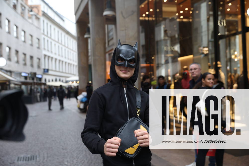 IPA89860584 - Milan: Clashes and looting by hooded youths continued in the city center the day after the demonstration on Saturday, the 17th; many hooded individuals were detained and taken to police headquarters.