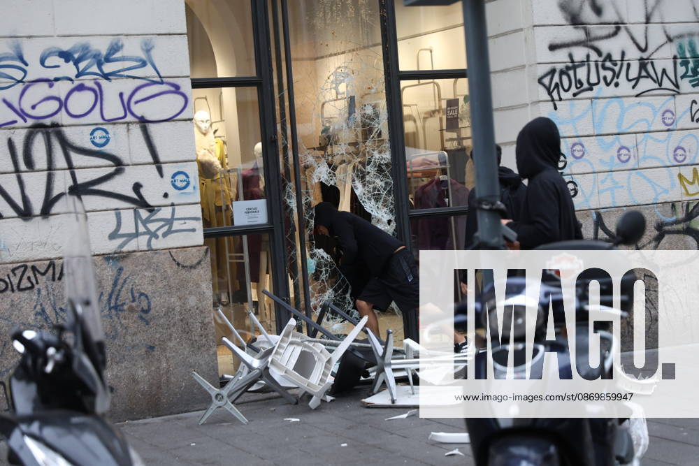 IPA89862303 - Milan: Clashes and looting by hooded youths continued in the city center the day after the demonstration on Saturday, the 17th; many hooded individuals were detained and taken to police headquarters.