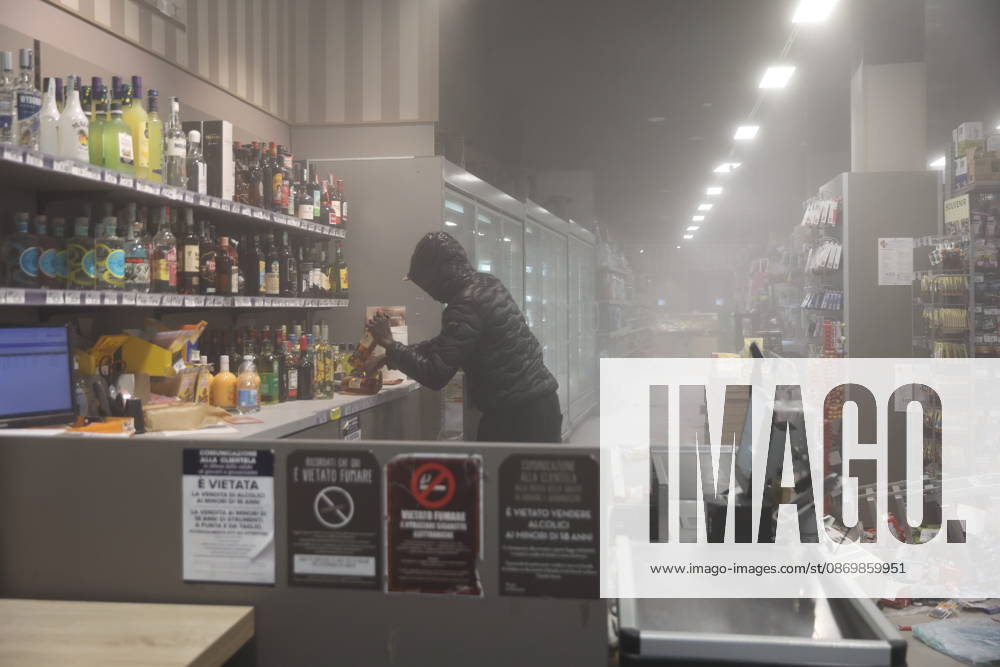 IPA89862314 - Milan: Clashes and looting by hooded youths continued in the city center the day after the demonstration on Saturday, the 17th; many hooded individuals were detained and taken to police headquarters.