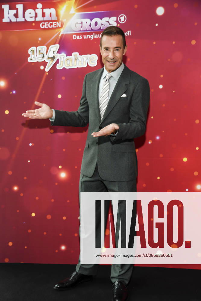 ABB KLEINGROSS- Kai Pflaume beim Fotocall zu der ARD TV Fernsehshow Klein gegen Groß Gross - Das unglaubliche Duell Die 15-Jahre-Jubilaeumsshow in Studio Berlin Adlershof Studio H in Berlin am 18.10.2026 Berlin Deutschland