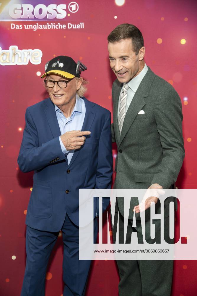 ABB KLEINGROSS- Otto Waalkes und Kai Pflaume beim Fotocall zu der ARD TV Fernsehshow Klein gegen Groß Gross - Das unglaubliche Duell Die 15-Jahre-Jubilaeumsshow in Studio Berlin Adlershof Studio H in Berlin am 18.10.2026 Berlin Deutschland
