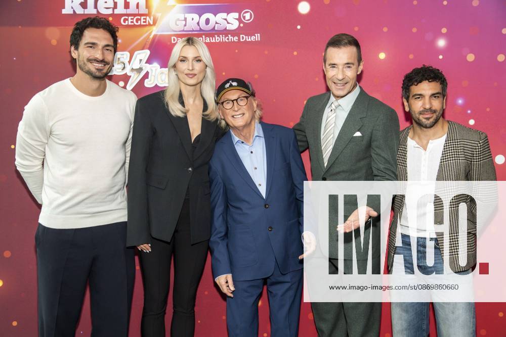 ABB KLEINGROSS- Mats Hummels, Lena Gercke, Otto Waalkes, Kai Pflaume und Elyas M Barek beim Fotocall zu der ARD TV Fernsehshow Klein gegen Groß Gross - Das unglaubliche Duell Die 15-Jahre-Jubilaeumsshow in Studio Berlin Adlershof Studio H in Berlin am 18.10.2026 Berlin Deutschland
