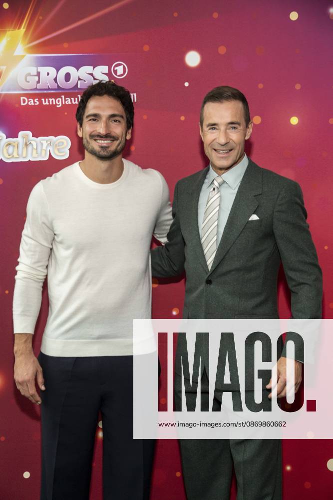 ABB KLEINGROSS- Mats Hummels und Kai Pflaume beim Fotocall zu der ARD TV Fernsehshow Klein gegen Groß Gross - Das unglaubliche Duell Die 15-Jahre-Jubilaeumsshow in Studio Berlin Adlershof Studio H in Berlin am 18.10.2026 Berlin Deutschland