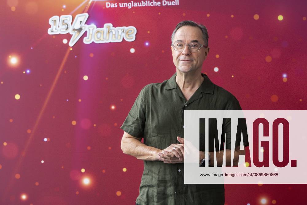 ABB KLEINGROSS- Jan Josef Liefers beim Fotocall zu der ARD TV Fernsehshow Klein gegen Groß Gross - Das unglaubliche Duell Die 15-Jahre-Jubilaeumsshow in Studio Berlin Adlershof Studio H in Berlin am 18.10.2026 Berlin Deutschland