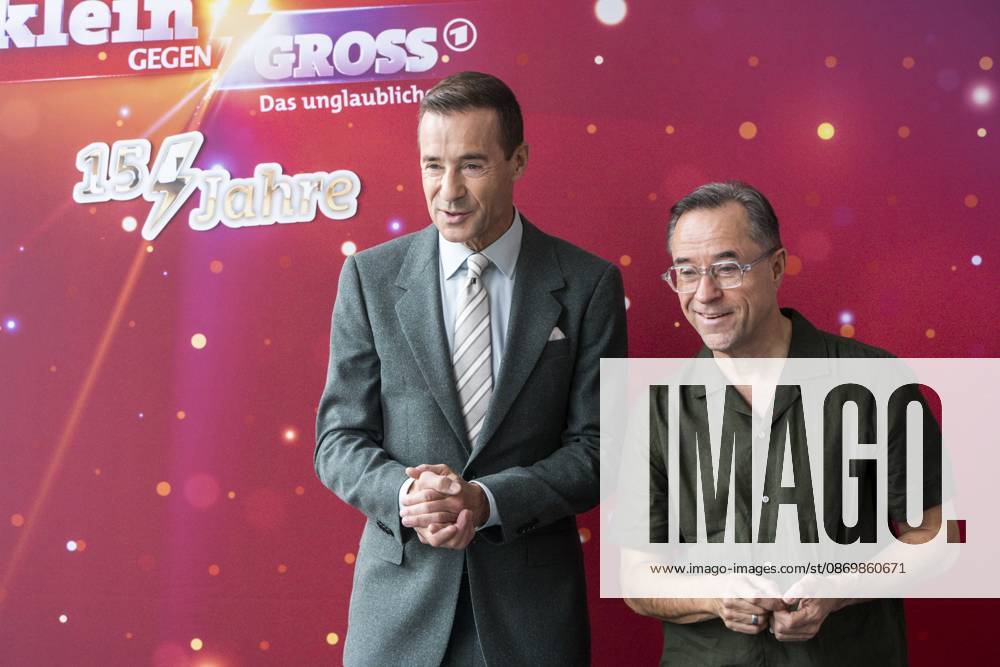ABB KLEINGROSS- Kai Pflaume mit Jan Josef Liefers beim Fotocall zu der ARD TV Fernsehshow Klein gegen Groß Gross - Das unglaubliche Duell Die 15-Jahre-Jubilaeumsshow in Studio Berlin Adlershof Studio H in Berlin am 18.10.2026 Berlin Deutschland