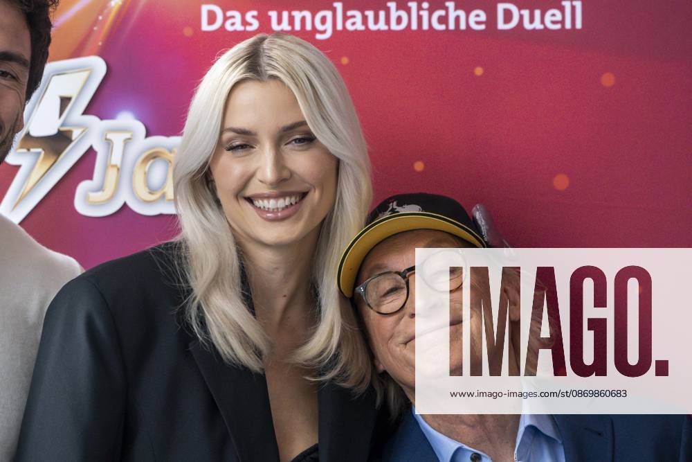 ABB KLEINGROSS- Lena Gercke und Otto Waalkes beim Fotocall zu der ARD TV Fernsehshow Klein gegen Groß Gross - Das unglaubliche Duell Die 15-Jahre-Jubilaeumsshow in Studio Berlin Adlershof Studio H in Berlin am 18.10.2026 Berlin Deutschland