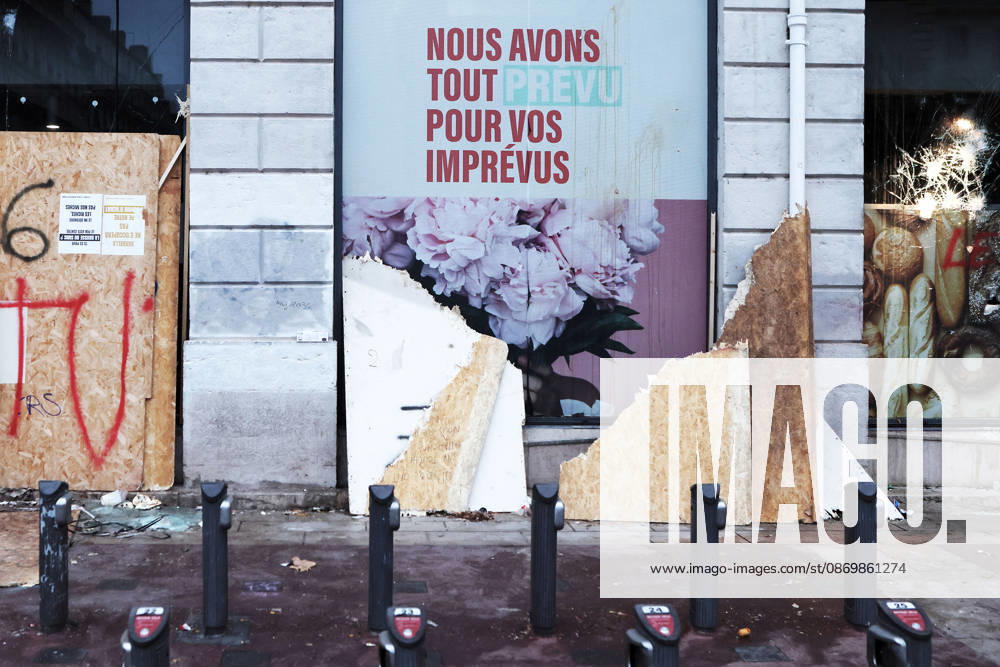 Illustration, October 18, 2026, showing the aftermath of the previous day’s protest in Lyon. As a continuation of the high school student movement, the October 17, 2026, protest against the high cost of living was intended to bring together the struggles of high school students, retirees, and former Yellow Vests —a convergence that was ultimately overshadowed by unprecedented property damage, violence, and looting in Paris and here in the provinces. Pascal Fayolle, Bestimage. On October 18, 2026, the aftermath of the previous day’s demonstration in Lyon was on full display. Intended as a continuation of the high school student movement, the protest against the high cost of living on October 17, 2026, was intended to foster a convergence o