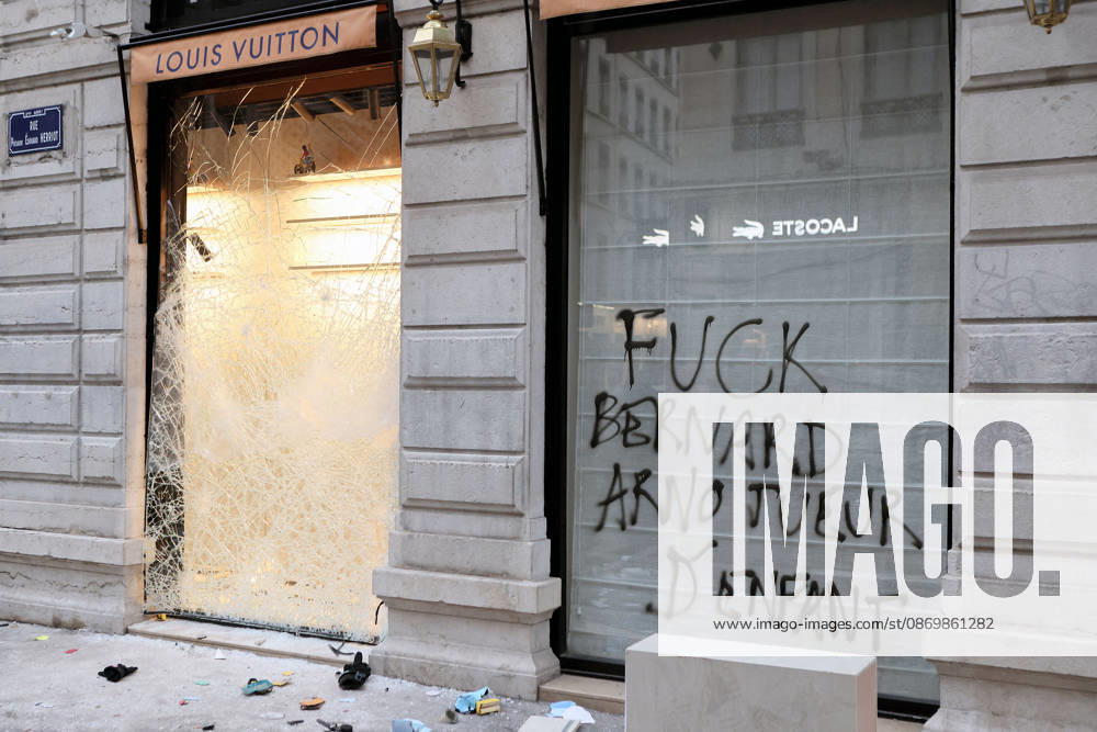 Illustration, October 18, 2026, showing the aftermath of the previous day’s protest in Lyon. As a continuation of the high school student movement, the October 17, 2026, protest against the high cost of living was intended to bring together the struggles of high school students, retirees, and former Yellow Vests —a convergence that was ultimately overshadowed by unprecedented property damage, violence, and looting in Paris and here in the provinces. Pascal Fayolle, Bestimage. On October 18, 2026, the aftermath of the previous day’s demonstration in Lyon was on full display. Intended as a continuation of the high school student movement, the protest against the high cost of living on October 17, 2026, was intended to foster a convergence o