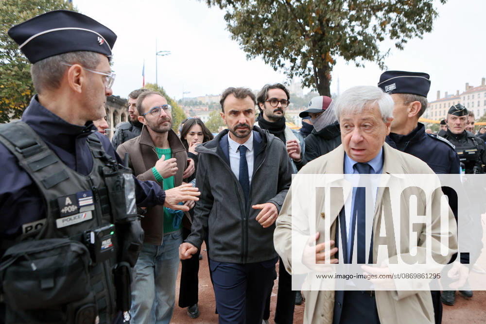 Grégory Doucet, mayor of Lyon, and Etienne Guyot, prefect of the Rhône department, came to assess the damage at Place Bellecour, where the tourist information center had been set on fire the day before. Illustration, October 18, 2026: traces of the previous day’s protest in Lyon. As a continuation of the high school student movement, the October 17, 2026, protest against the high cost of living was intended to bring together the struggles of high school students, retirees, and former Yellow Vests —a convergence that was ultimately overshadowed by unprecedented property damage, violence, and looting in Paris and here in the provinces. Pascal Fayolle, Bestimage. On October 18, 2026, the aftermath of the previous day’s demonstration in Lyon