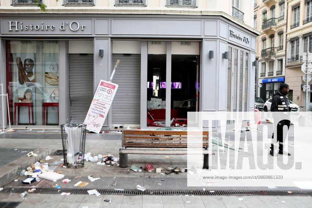 Illustration, October 18, 2026, showing the aftermath of the previous day’s protest in Lyon. As a continuation of the high school student movement, the October 17, 2026, protest against the high cost of living was intended to bring together the struggles of high school students, retirees, and former Yellow Vests —a convergence that was ultimately overshadowed by unprecedented property damage, violence, and looting in Paris and here in the provinces. Pascal Fayolle, Bestimage. On October 18, 2026, the aftermath of the previous day’s demonstration in Lyon was on full display. Intended as a continuation of the high school student movement, the protest against the high cost of living on October 17, 2026, was intended to foster a convergence o