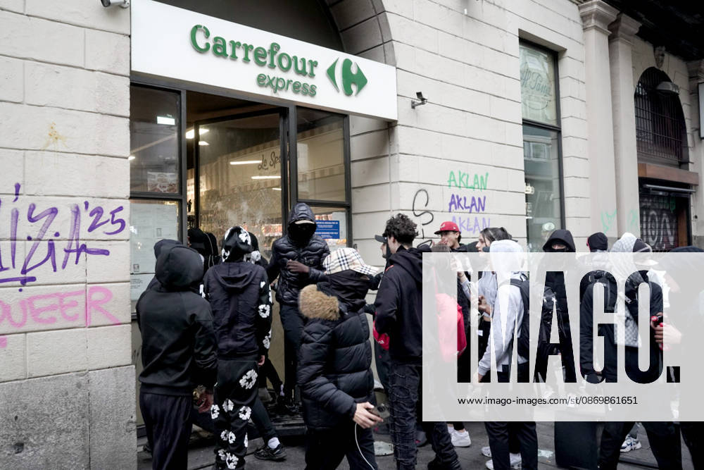 IPA89863790 - Milan: More clashes and looting by hooded youths in the city center the day after the demonstration on Saturday, the 17th The Carrefour Express supermarket on Via Torino was looted