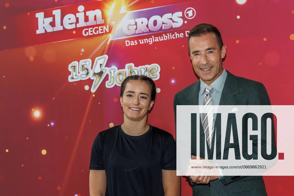 Schweizer Freestyle-Olympiasiegerin Mathilde Gremaud und Deutscher Fernsehmoderator Kai Pflaume bei Klein gegen Groß Schweizer Freestyle-Olympiasiegerin Mathilde Gremaud und Deutscher Fernsehmoderator Kai Pflaume bei Klein gegen Groß - Das unglaubliche Duell - Die 15-Jahre Jubilaeumsshow am 18.10.2026 in Berlin. Berlin Berlin Deutschland Am Studio 20