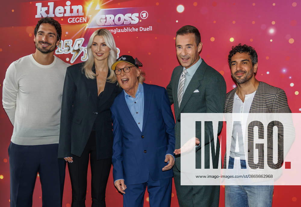 Ehemaliger deutscher Fußballspieler Mats Hummels, Deutsche Fernsehmoderatorin und Model Lena Gercke, Deutscher Komiker und Comiczeichner Otto Waalkes, Fernsehmoderator Kai Pflaume und Oesterreichischer Schauspieler und Synchronsprecher Elyas M Barek bei Klein gegen Groß (l-r) Ehemaliger deutscher Fußballspieler Mats Hummels, Deutsche Fernsehmoderatorin und Model Lena Gercke, Deutscher Komiker und Comiczeichner Otto Waalkes, Fernsehmoderator Kai Pflaume und Oesterreichischer Schauspieler und Synchronsprecher Elyas M Barek bei Klein gegen Groß - Das unglaubliche Duell - Die 15-Jahre Jubilaeumsshow am 18.10.2026 in Berlin. Berlin Berlin Deutschland Am Studio 20