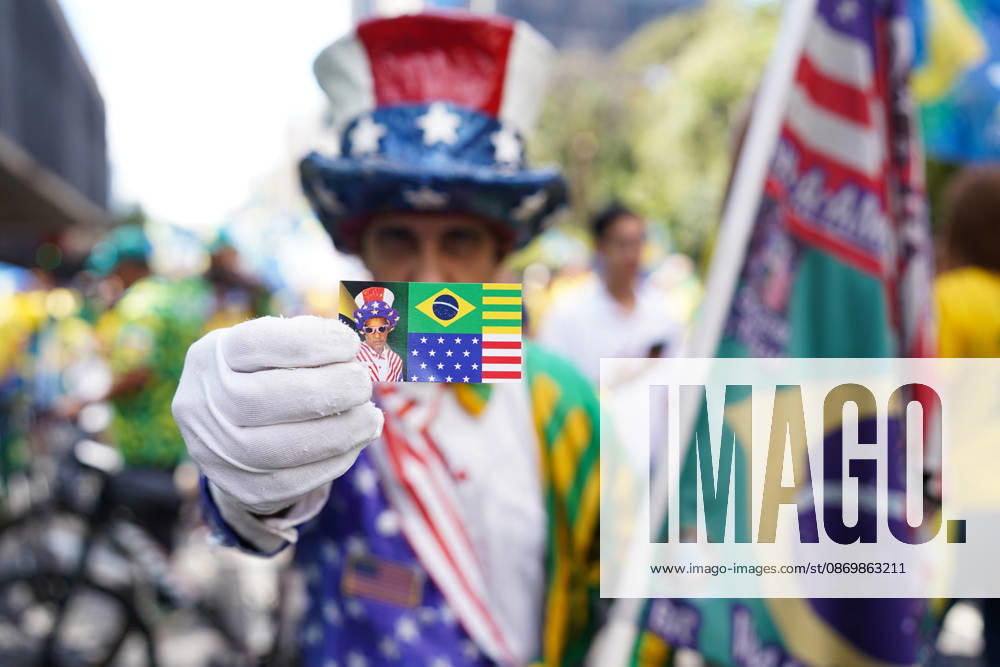 Supporters gather in Sao Paulo as Flavio Bolsonaro prepares for runoff debate against Lula SAO PAULO, BRAZIL - OCTOBER 18: Supporters of Liberal Party (PL) presidential candidate Senator Flavio Bolsonaro gather along Avenida Paulista in Sao Paulo, Brazil, on October 18, 2026. The Bloco do 22 mass rally was organized as part of the campaign s final stretch mobilization ahead of the presidential runoff debate against incumbent President Luiz Inacio Lula da Silva. Nicolas Hernandez Anadolu Sao Paulo Brazil. Editorial use only. Please get in touch for any other usage.