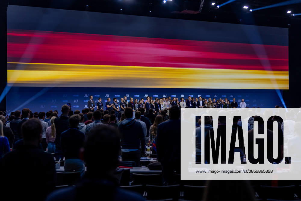 Abschluss des Deutschlandtages der Jungen Union in Bonn mit Europa- und Nationalhymne - 18.10.26 Delegierte singen zum Abschluss des Deutschlandtages der Jungen Union in Bonn die Europahymne und die deutsche Nationalhymne. Die Tagung der Nachwuchsorganisation von CDU und CSU endet traditionell mit beiden Hymnen. Sie fand vom 16. bis 18. Oktober 2026 im World Conference Center Bonn statt. Bonn World Conference Center Bonn Nordrhein-Westfalen Deutschland
