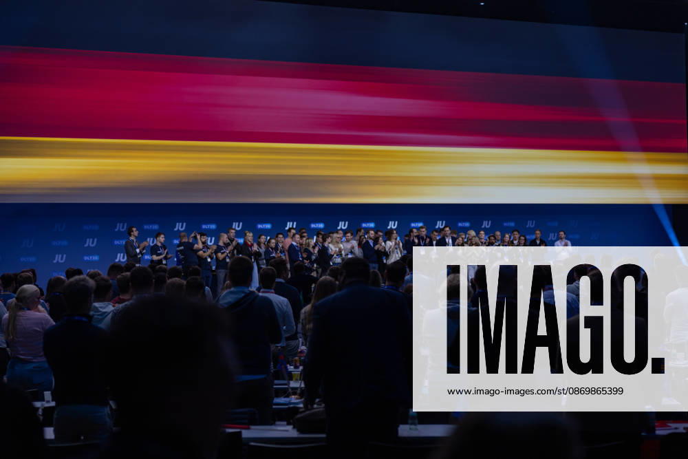 Abschluss des Deutschlandtages der Jungen Union in Bonn mit Europa- und Nationalhymne - 18.10.26 Delegierte singen zum Abschluss des Deutschlandtages der Jungen Union in Bonn die Europahymne und die deutsche Nationalhymne. Die Tagung der Nachwuchsorganisation von CDU und CSU endet traditionell mit beiden Hymnen. Sie fand vom 16. bis 18. Oktober 2026 im World Conference Center Bonn statt. Bonn World Conference Center Bonn Nordrhein-Westfalen Deutschland