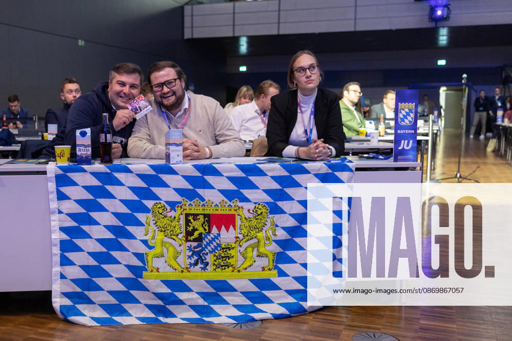Deutschlandtag der Jungen Union in Bonn - 18.10.26 Delegierte posieren mit Markus Söder Ultras Sticker und Cola Light - Die dreitägige Tagung der Nachwuchsorganisation von CDU und CSU findet vom 16. bis 18. Oktober 2026 im World Conference Center Bonn statt. Am dritten und letzten Tag setzen die Delegierten aus ganz Deutschland ihre gemeinsamen Beratungen und Entscheidungen fort. Bonn World Conference Center Bonn Nordrhein-Westfalen Deutschland